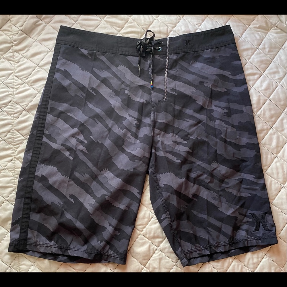 Men’s Hurley swim shorts size 32